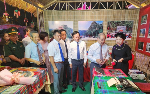 Du khách tham quan không gian trưng bày, giới thiệu các di sản của Chủ tịch Hồ Chí Minh tại gian hàng tỉnh Cao Bằng
