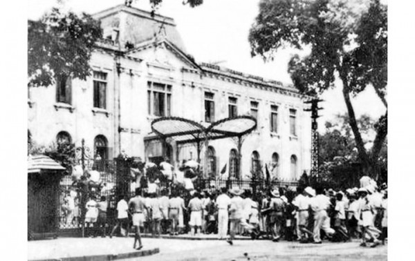 Quần chúng cách mạng và tự vệ chiến đấu Hà Nội chiếm Phủ Khâm sai (Bắc Bộ phủ), ngày 19 8 1945