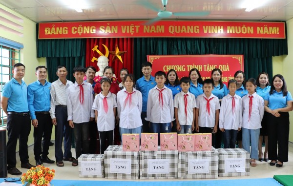 Đoàn thăm và tặng quà cho Trường Phổ thông dân tộc bán trú THCS Ngũ Lão, huyện Hoà An