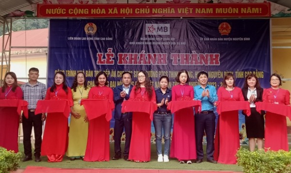 Các đại biểu cắt băng khánh thành nhà bán trú, bếp ăn cho học sinh Trường THCS Thịnh Vượng (Nguyên Bình)