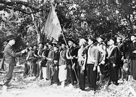 Quang cảnh ngày thành lập Đội Việt Nam Tuyên truyền giải phóng quân tại khu rừng Trần Hưng Đạo