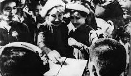 Nhân dân Thủ đô Hà Nội đi bỏ phiếu bầu cử Quốc hội đầu tiên của nước Việt Nam Dân chủ Cộng hòa ngày 6/1/1946. Ảnh tư liệu