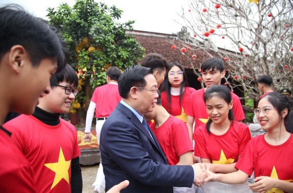 Chủ tịch Quốc hội Vương Đình Huệ trò chuyện cùng đoàn viên, thanh niên Nghệ An