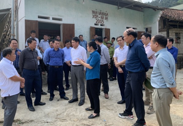 Chủ tịch UBND tỉnh Hoàng Xuân Ánh và đoàn công tác kiểm tra thực địa công tác giải phóng mặt bằng tại xóm Nà Dạ, thị trấn Hòa Thuận (Quảng Hòa)