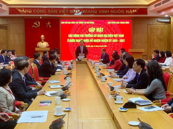Đồng chí Nguyễn Trọng Nghĩa chủ trì buổi gặp mặt các đồng chí Trưởng cơ quan đại diện Việt Nam ở nước ngoài được bổ nhiệm nhiệm kỳ 2024 2027