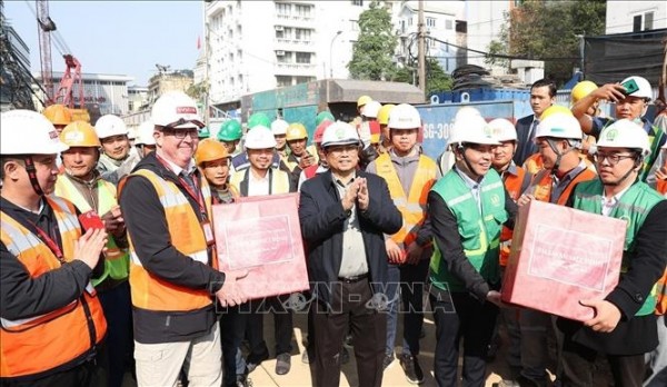 Thủ tướng Phạm Minh Chính chúc Tết người lao động đang thi công Dự án đầu tư xây dựng tuyến đường sắt đô thị Nhổn - ga Hà Nội.