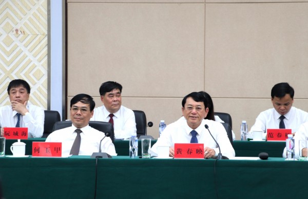 Chủ tịch UBND tỉnh Hoàng Xuân Ánh phát biểu tại hội đàm