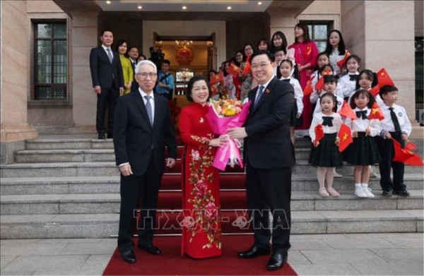 Đại sứ Việt Nam tại Trung Quốc Phạm Sao Mai và Phu nhân đón Chủ tịch Quốc hội Vương Đình Huệ
