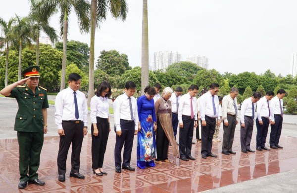Đoàn đại biểu Trung ương và Cao Bằng dâng hương, viếng mộ Anh hùng liệt sĩ Hoàng Đình Giong