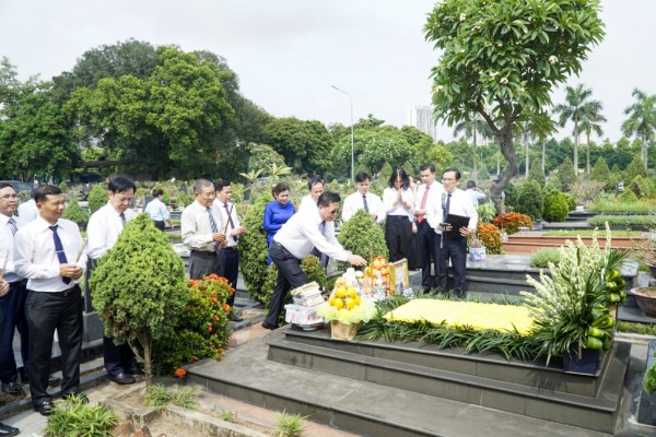 Noi gương đồng chí Hoàng Đình Giong, Đảng bộ và nhân dân các dân tộc tỉnh Cao Bằng quyết tâm thực hiện thắng lợi nghị quyết đại hội Đảng bộ tỉnh