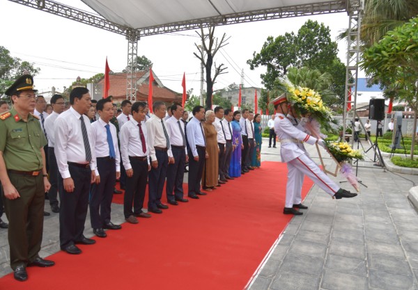 Đoàn đại biểu tỉnh dâng hương Địa điểm lưu niệm đồng chí Hoàng Đình Giong