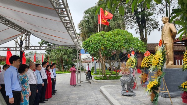 Khối thi đua các cơ quan Đảng tỉnh tổ chức hoạt động dâng hương, dâng hoa tại Khu lưu niệm đồng chí Hoàng Đình Giong