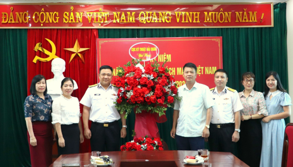 Đoàn công tác Cục Kỹ thuật Hải quân chúc mừng Báo Cao Bằng nhân Ngày Báo chí cách mạng Việt Nam (21/6).