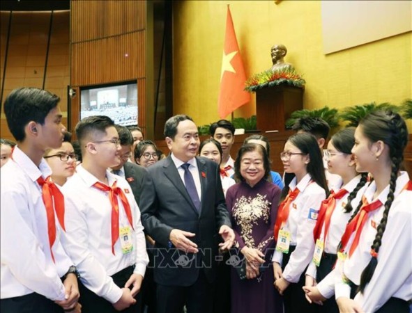 Chủ tịch Quốc hội Trần Thanh Mẫn với các đại biểu trẻ em dự Phiên họp giả định "Quốc hội trẻ em" lần thứ hai. Ảnh: TTXVN
