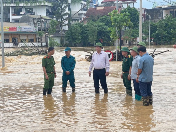 Bí thư Tỉnh ủy Trần Hồng Minh kiểm tra công tác khắc phục thiệt hại và phòng, chống bão, lũ tại Thành phố