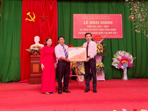 Trưởng Ban Tuyên giáo Tỉnh uỷ Bế Thanh Tịnh dự Lễ khai giảng năm học mới tại Trường PTDT bán trú tiểu học Hưng Đạo, huyện Bảo Lạc