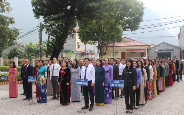 Cán bộ công chức huyện ủy Hà Quảng thực hiện nghi lễ chào cờ và sinh hoạt chính trị  dưới cờ thứ 2  tuần đầu tháng 11 2024