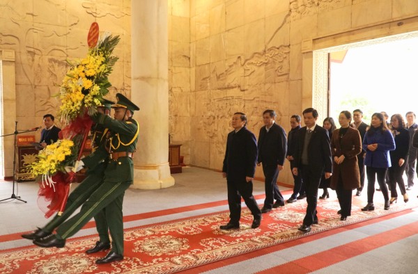 Đoàn công tác Ban Tuyên giáo Trung ương dâng hoa Đền thờ Chủ tịch Hồ Chí Minh.