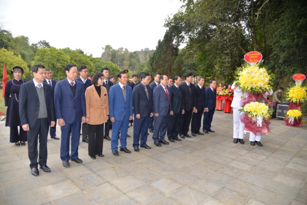 Đoàn đại biểu tỉnh dâng hoa tại Khu di tích lịch sử Nặm Lìn (Hòa An)