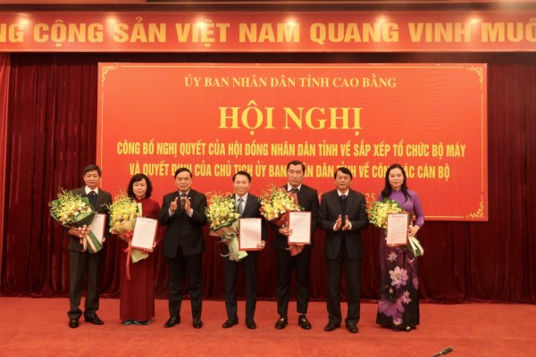 Công bố nghị quyết, quyết định về sắp xếp tổ chức bộ máy và công tác cán bộ