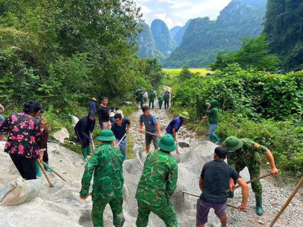 Đồn BPCK Lý Vạn giúp dân làm đường giao thông nông thôn (1)
