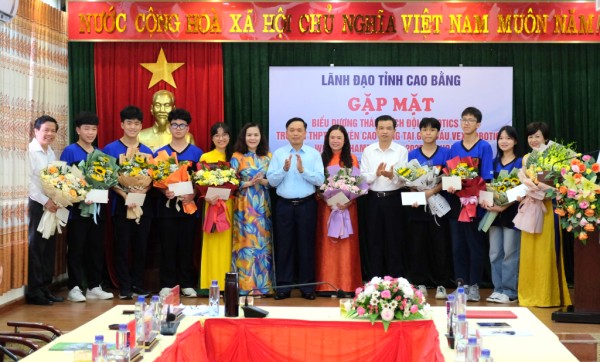 Lãnh đạo tỉnh gặp mặt, biểu dương thành tích Đội Robotics 11 Trường THPT Chuyên