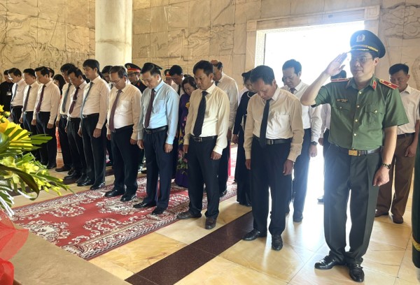 Đoàn đại biểu tỉnh dâng hương, dâng hoa Đền thờ Chủ tịch Hồ Chí Minh