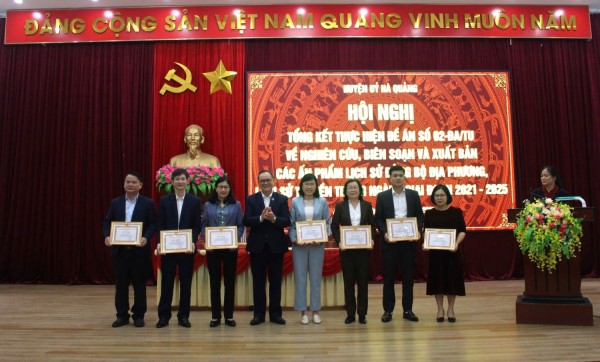 Đc Bế Văn Bưu, Phó Bí thư Thường trực Huyện uỷ, Phó Trưởng ban chỉ đạo ĐA trao giấy khen cho các cá nhân có thành tích XS tr
