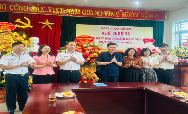 Phó Chủ nhiệm Chính trị Cục Hậu cần - Kỹ thuật Hải quân, Đại tá Vũ Tiến Dũng tặng hoa Báo Cao Bằng.