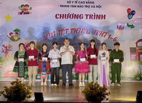 Bí thư Tỉnh ủy Quản Minh Cường tặng quà Tết Thiếu nhi tại Trung tâm Bảo trợ xã hội tỉnh
