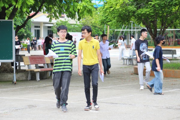 Các thí sinh dự thi tại Hội đồng thi Trường THPT Bế Văn Đàn (Thành phố) hoàn thành môn thi cuối cùng.