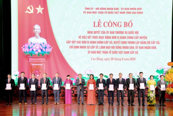 Bí thư Tỉnh ủy Quản Minh Cường trao quyết định thành lập Đảng bộ xã, phường mới cho các đơn vị.