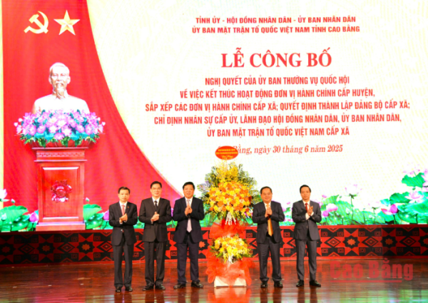 Công bố Nghị quyết của Ủy ban Thường vụ Quốc hội về sắp xếp đơn vị hành chính, các quyết định, nghị quyết của tỉnh về thành lập đảng bộ cấp xã và nhân sự lãnh đạo các địa phương