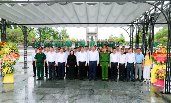 Đoàn đại biểu tỉnh dâng hương, viếng nghĩa trang tại tỉnh Quảng Trị