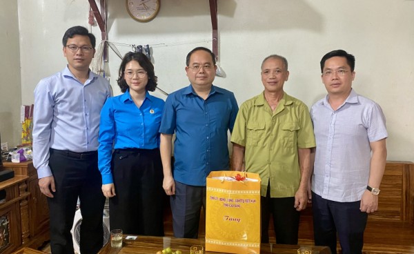 Bí thư Tỉnh ủy Quản Minh Cường thăm, tặng quà gia đình chính sách tại xã Nam Tuấn, phường Thục Phán
