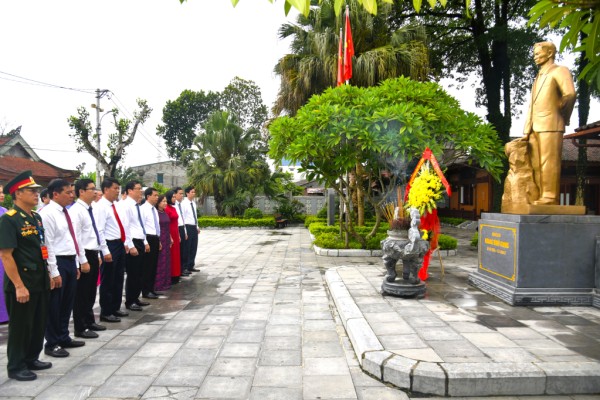 Đoàn đại biểu Đại hội Đảng bộ các cơ quan Đảng tỉnh dâng hương Khu lưu niệm đồng chí Hoàng Đình Giong