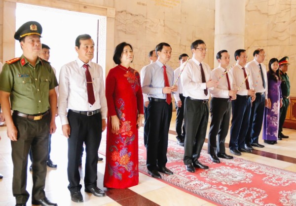 Đoàn đại biểu tỉnh dâng hương, dâng hoa nhân kỷ niệm 80 năm Cách mạng Tháng Tám và Quốc khánh 2/9