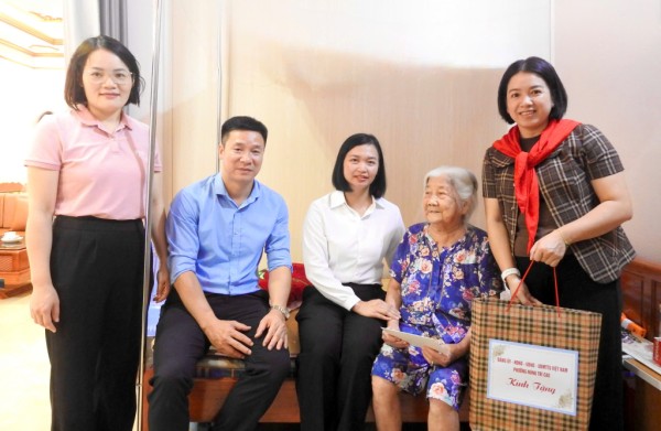 Đoàn công tác của tỉnh thăm, tặng quà lão thành cách mạng, cán bộ tiền khởi nghĩa phường Thục Phán và Nùng Trí Cao
