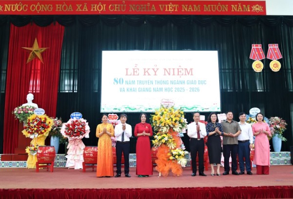 Trưởng Ban Tuyên giáo và Dân vận Tỉnh ủy Nông Thanh Tùng dự lễ khai giảng năm học mới tại Trường Phổ thông Dân tộc nội trú tỉnh