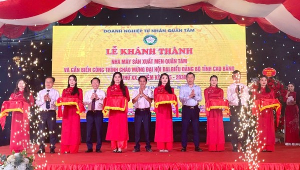 Gắn biển Công trình Nhà máy sản xuất men Quân Tám chào mừng Đại hội đại biểu Đảng bộ tỉnh lần thứ XX