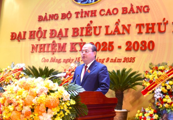 Đồng chí Quản Minh Cường, Bí thư Tỉnh ủy, Trưởng Đoàn đại biểu Quốc hội tỉnh phát biểu khai mạc Đại hội.