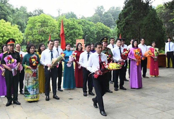 Đoàn đại biểu tỉnh dâng hoa Khu di tích lịch sử Nặm Lìn, dâng hương Khu lưu niệm đồng chí Hoàng Đình Giong