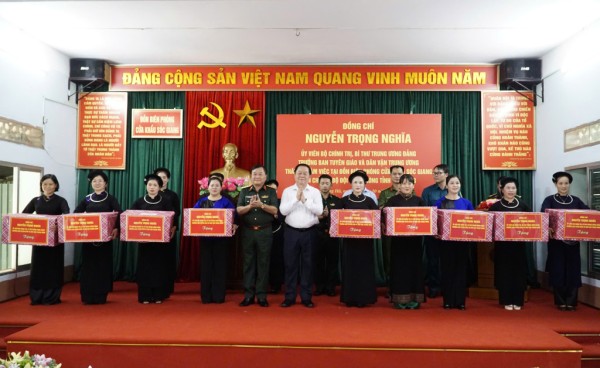 Trưởng Ban Tuyên giáo và Dân vận Trung ương Nguyễn Trọng Nghĩa thăm, làm việc tại Đồn Biên phòng Cửa khẩu Sóc Giang