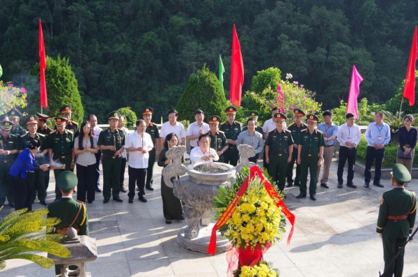 Trưởng Ban Tuyên giáo và Dân vận Trung ương Nguyễn Trọng Nghĩa dâng hương Đền thờ Chủ tịch Hồ Chí Minh