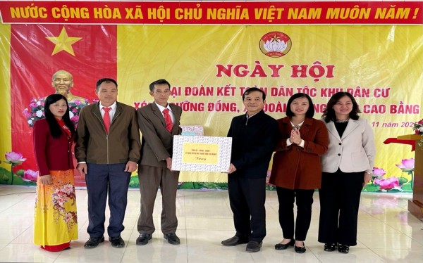 Uỷ viên Ban Thường vụ, Chủ nhiệm Uỷ ban kiểm tra Tỉnh uỷ - Nguyễn Trung Thảo dự Ngày hội Đại đoàn kết toàn dân tộc tại xóm Ngưỡng Đồng, xã Đoài Dương