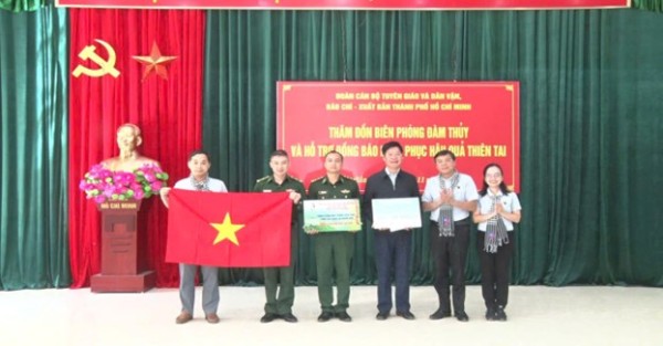 Đoàn cán bộ Tuyên giáo và Dân vận, Báo chí - Xuất bản Thành phố Hồ Chí Minh thăm, tặng quà Đồn Biên phòng Đàm Thủy và gia đình chính sách, hộ nghèo, gia đình khó khăn do thiên tai, học sinh nghèo hiếu học của xã Đàm Thủy và xã Đình Phong