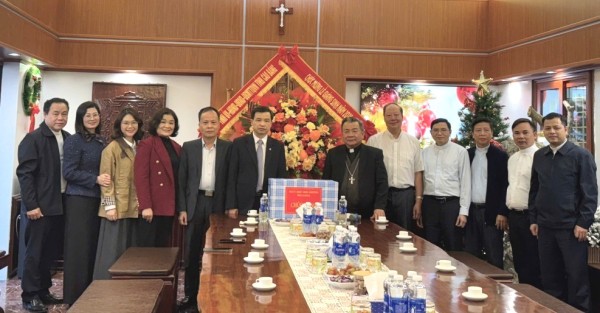 Phó Bí thư Thường trực Tỉnh ủy, Chủ tịch HĐND tỉnh Bế Thanh Tịnh chúc mừng Giáng sinh tại Giáo phận Lạng Sơn - Cao Bằng