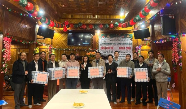 Đoàn công tác tỉnh Cao Bằng thăm, chúc mừng Hội thánh Tin Lành Việt Nam (miền Bắc) nhân dịp Lễ Giáng sinh 2025 tại điểm nhóm Én Nội, xã Bảo Lâm