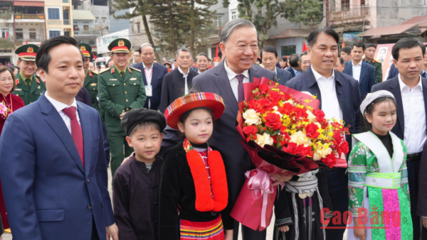 Tổng Bí thư Tô Lâm gặp mặt, nói chuyện với nhân dân các dân tộc tỉnh Cao Bằng