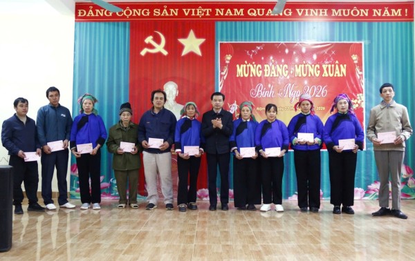 Phó Bí thư Thường trực Tỉnh uỷ, Chủ tịch HĐND tỉnh Bế Thanh Tịnh thăm, chúc Tết và tặng quà tại xóm Nặm Đin, xã Tổng Cọt